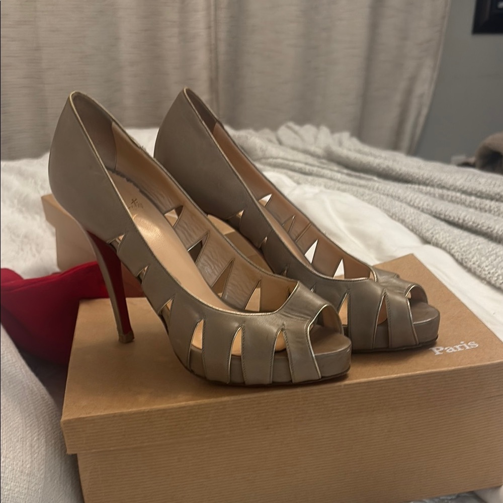 Christian Louboutin Fontanete Kid Leather in Taupe. original box and dust bag